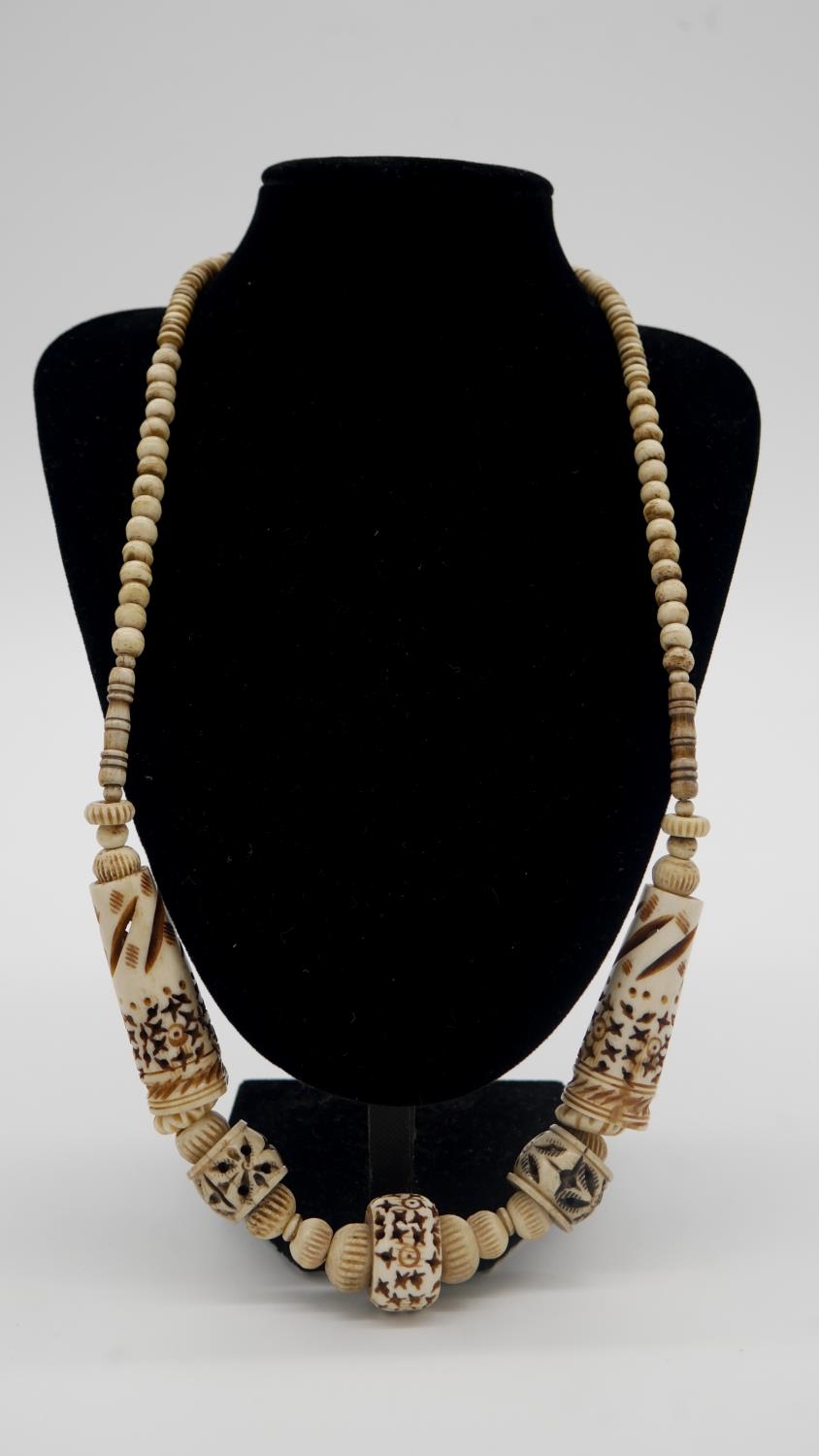 A collection of horn and bone necklaces. Including a vintage faceted horn graduated bead necklace, a - Image 4 of 7