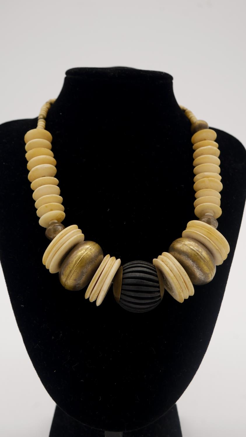 A collection of horn and bone necklaces. Including a vintage faceted horn graduated bead necklace, a - Image 5 of 7