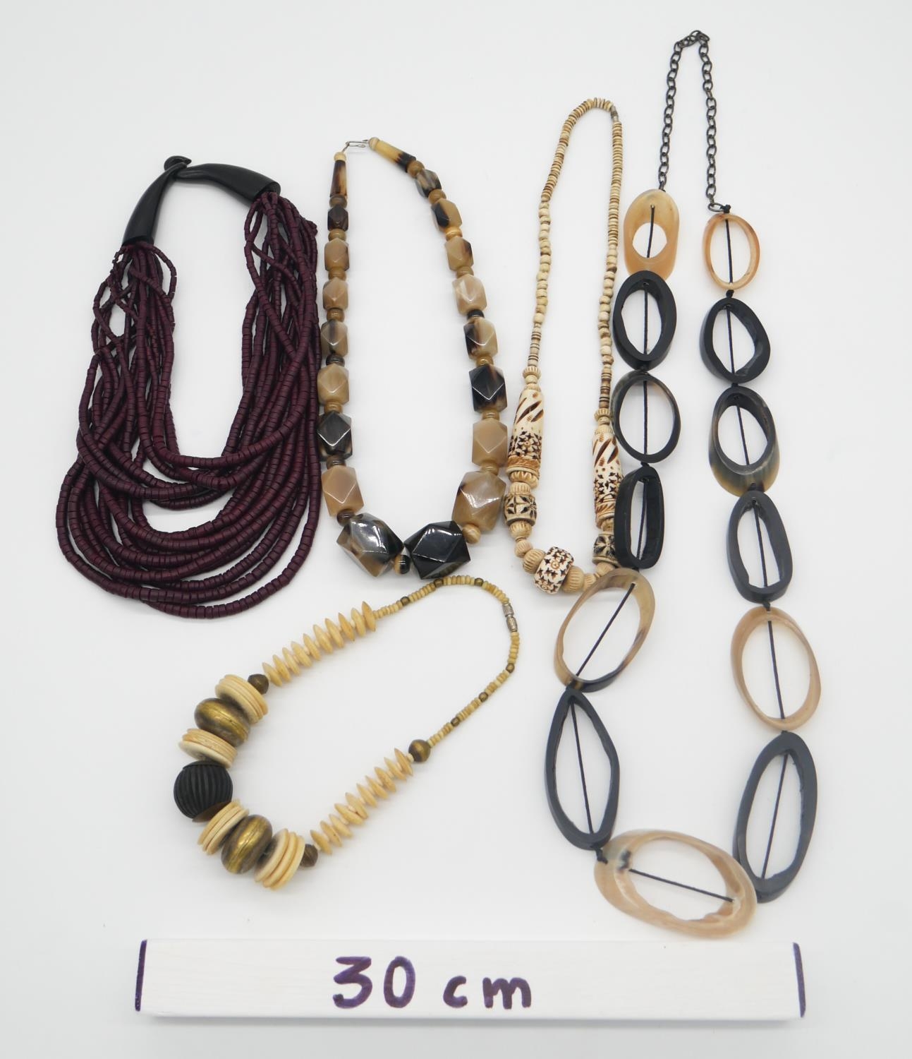 A collection of horn and bone necklaces. Including a vintage faceted horn graduated bead necklace, a - Image 7 of 7