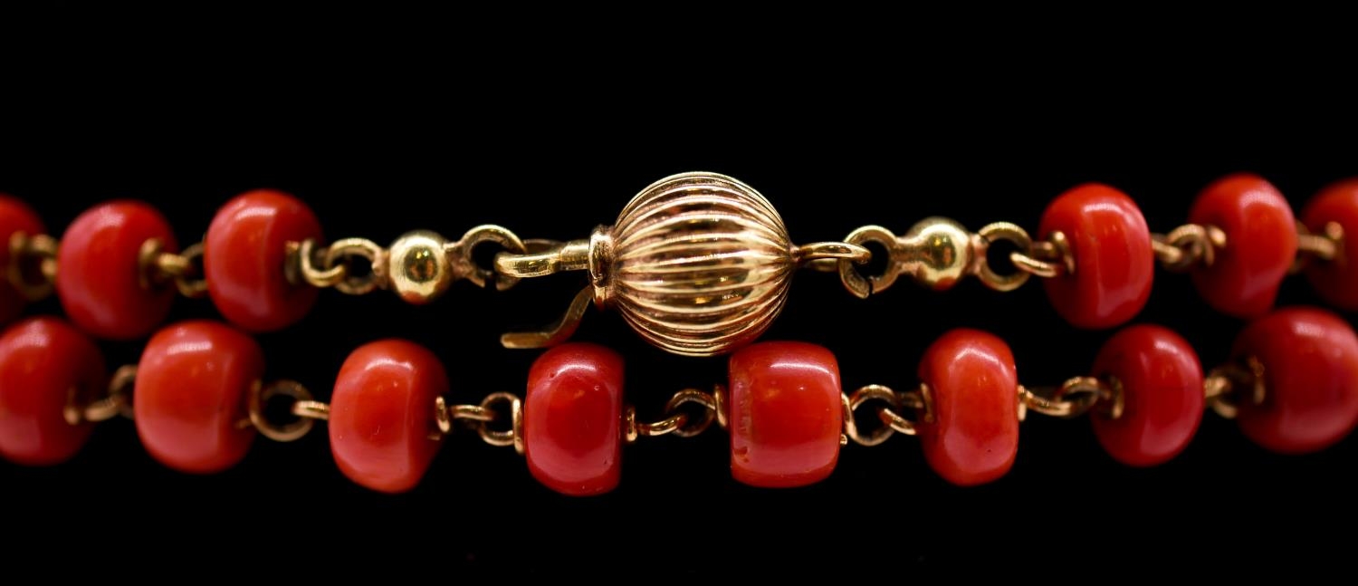 A 14 carat gold and coral long chain necklace comprised of 134 polished barrel shaped coral beads - Image 3 of 4