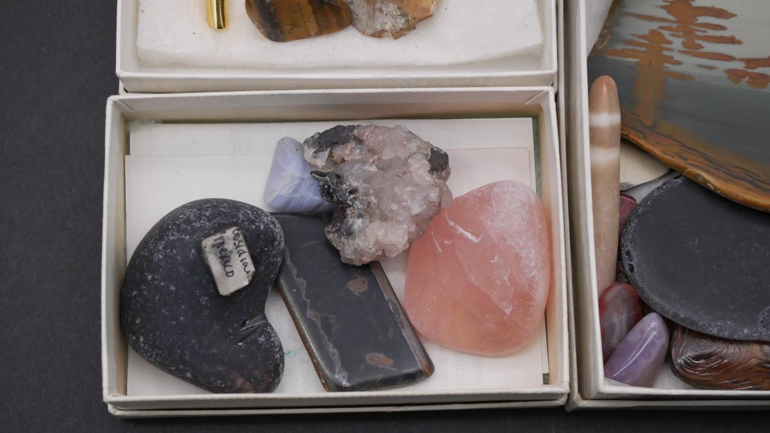 A collection of mineral samples. Inlcuding Obsidian, picture marble, soapstone, rose quartz. - Image 3 of 6