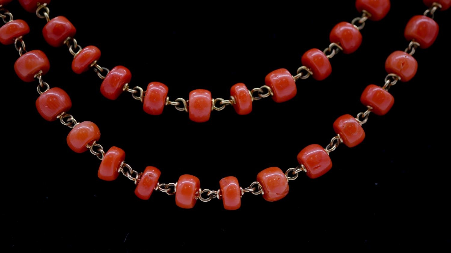 A 14 carat gold and coral long chain necklace comprised of 134 polished barrel shaped coral beads - Image 2 of 4