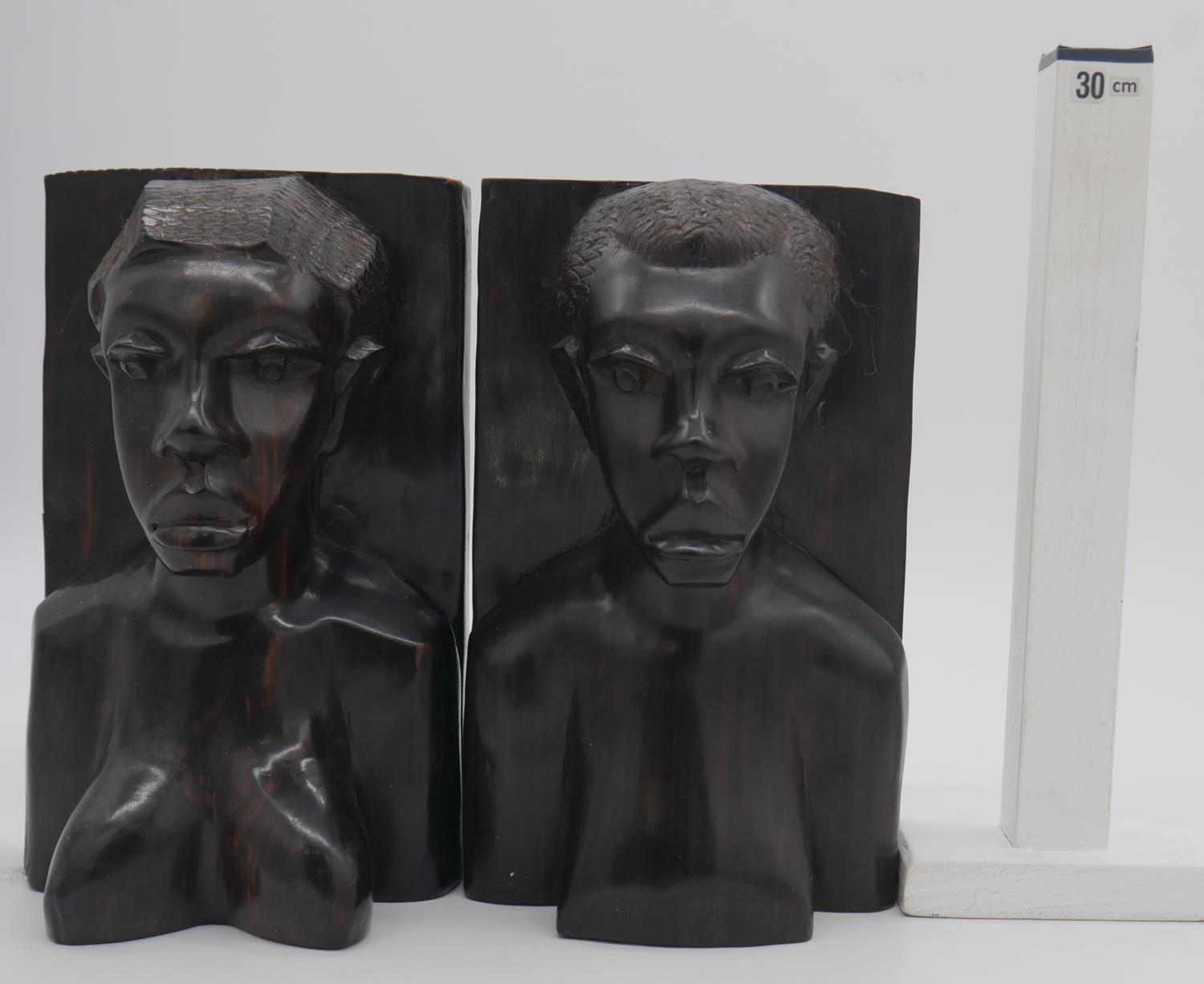 A pair of carved hardwood African tribal bust book ends. H.25cm - Image 6 of 6