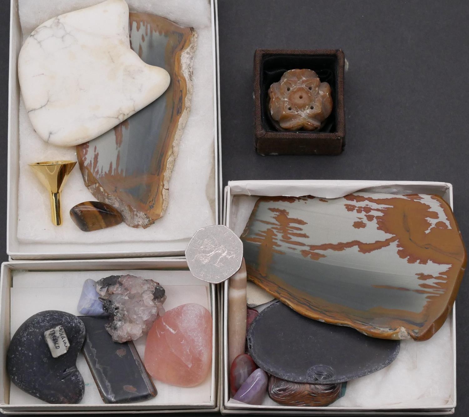 A collection of mineral samples. Inlcuding Obsidian, picture marble, soapstone, rose quartz. - Image 6 of 6