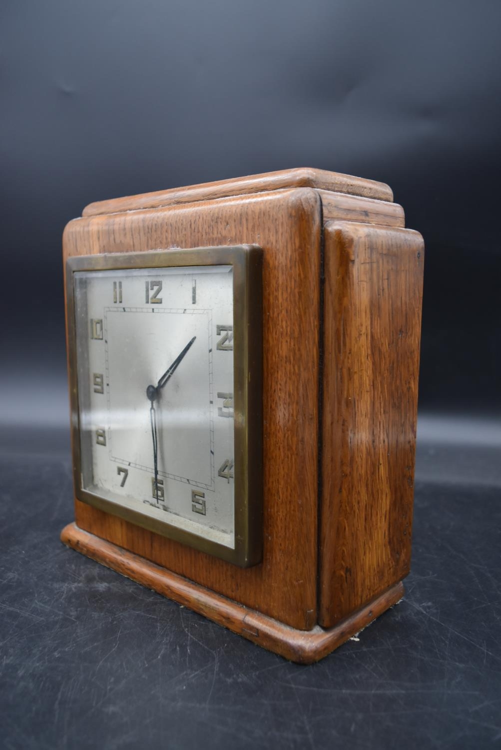 A mid century Art Deco style oak cased mantel clock. H.25 W.25 D.9cm - Image 2 of 5