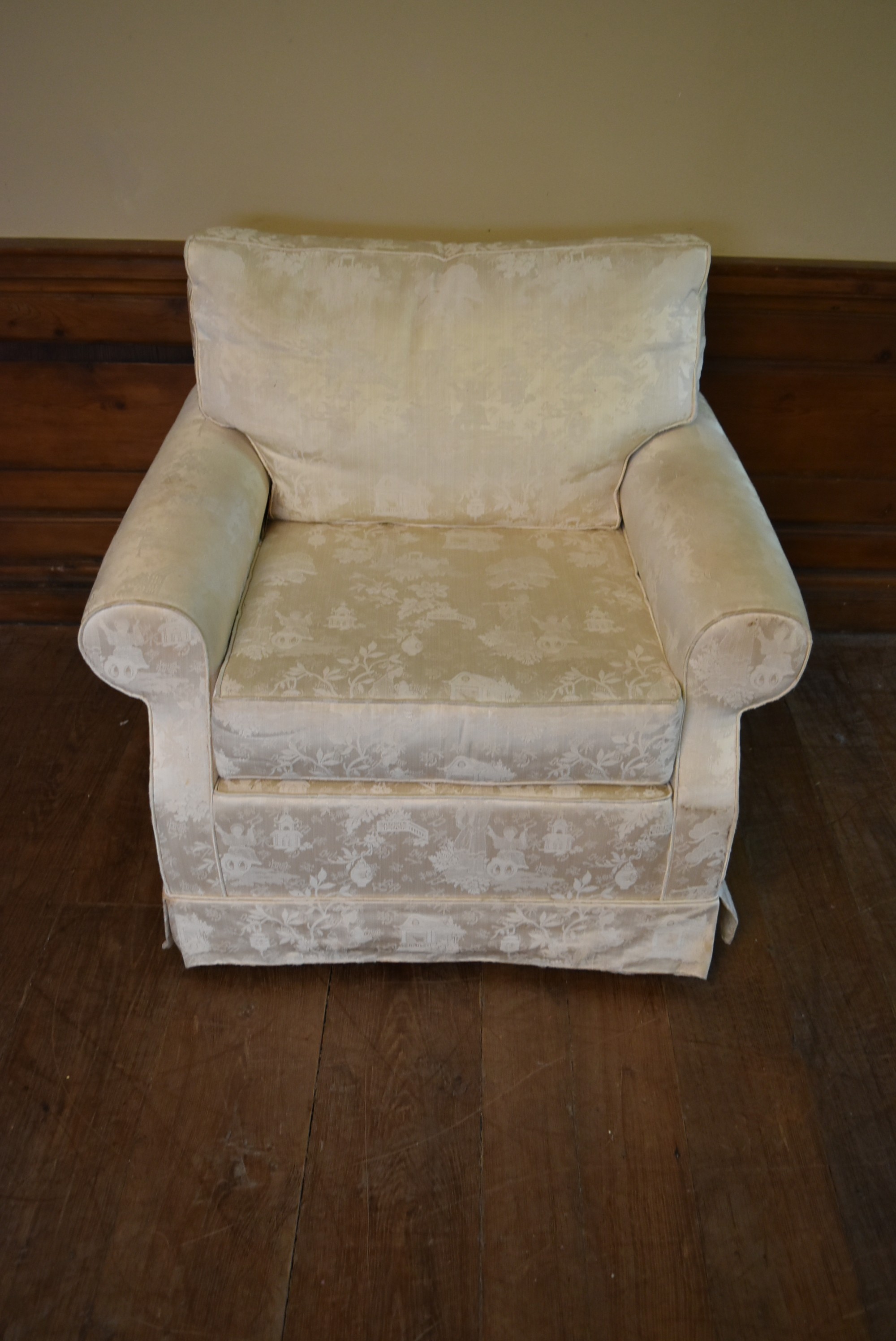 Armchair in Chinoiserie damask upholstery. H.75 W.92 D.82cm - Image 2 of 6