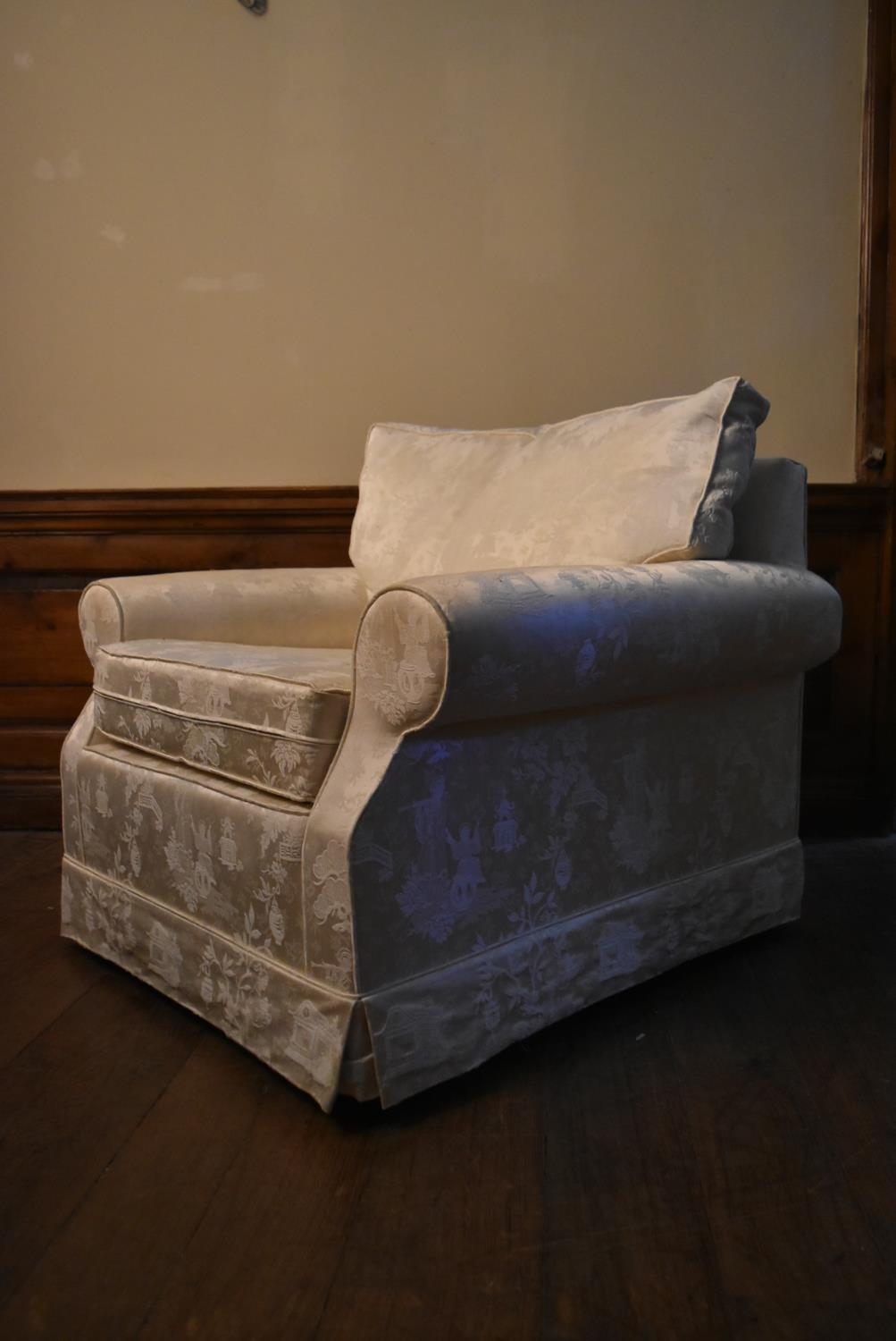 Armchair in Chinoiserie damask upholstery. H.75 W.92 D.82cm - Image 3 of 6