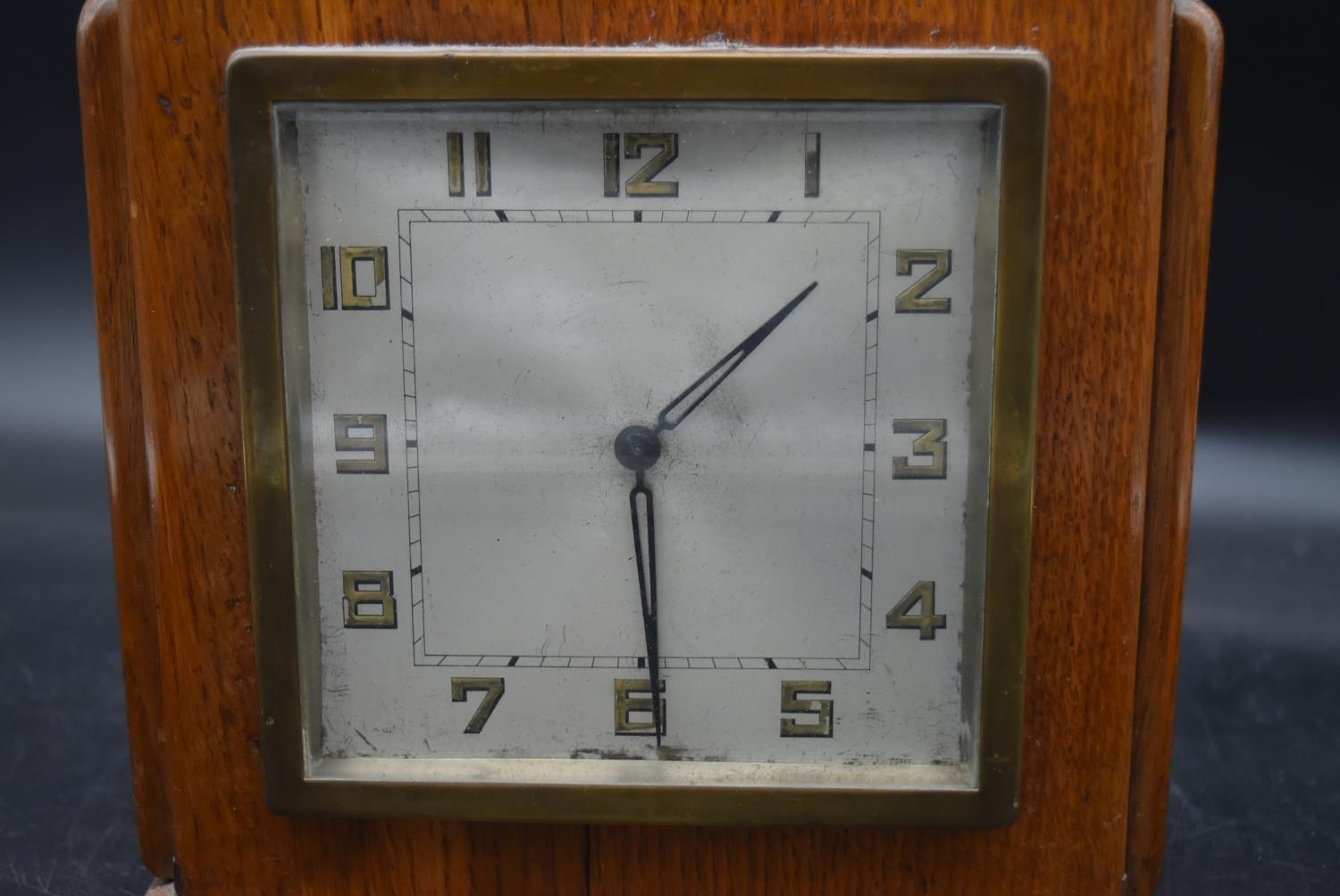 A mid century Art Deco style oak cased mantel clock. H.25 W.25 D.9cm - Image 3 of 5