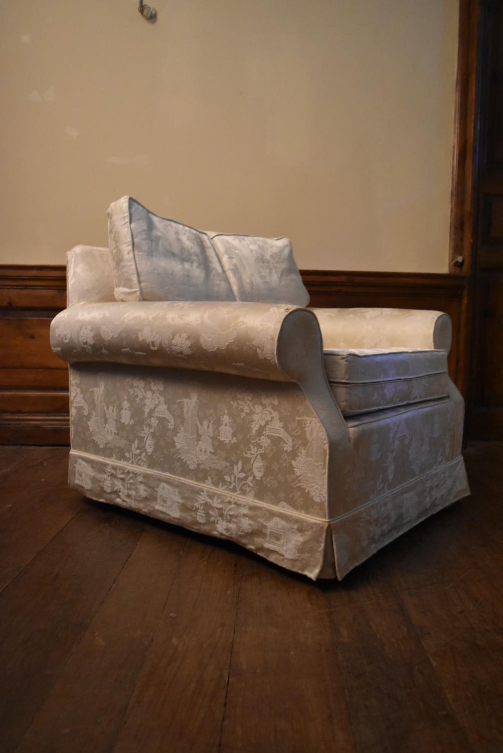 Armchair in Chinoiserie damask upholstery. H.75 W.92 D.82cm - Image 5 of 6