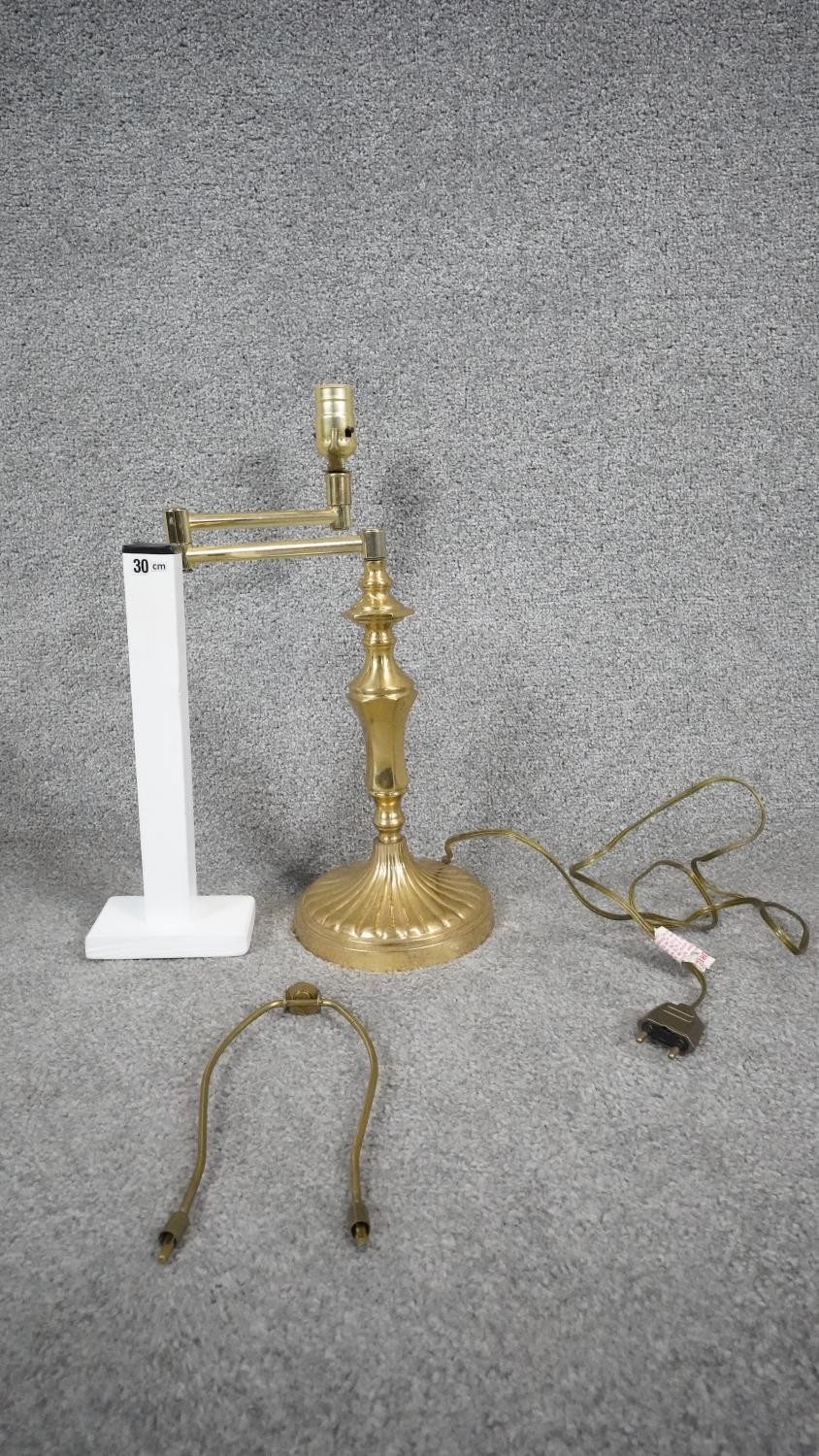 A brass desk lamp with adjustable articulated arm. H.44 - Image 5 of 5
