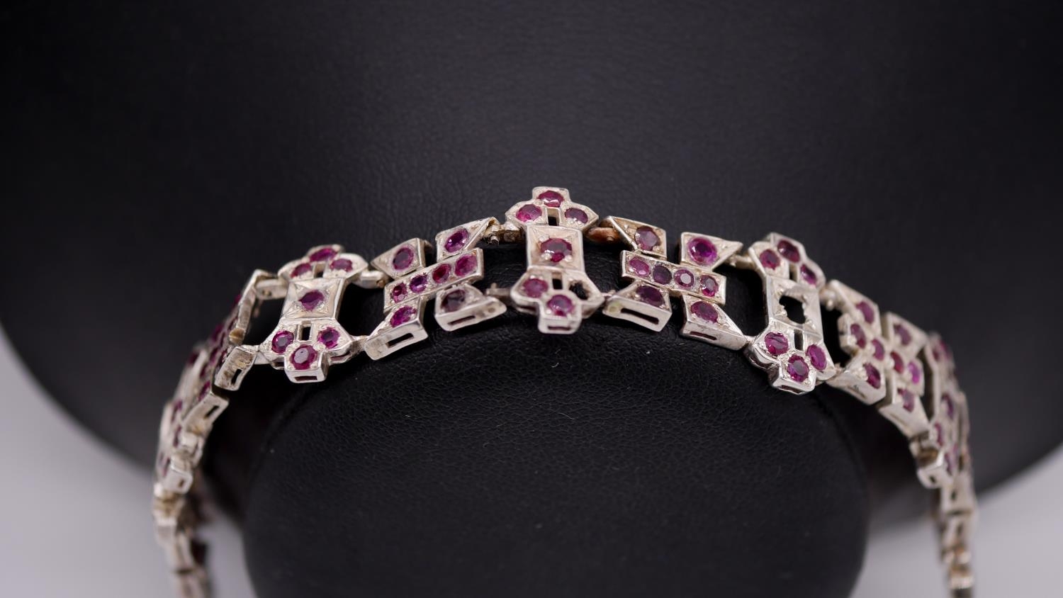 A white metal ruby set geometric articulated bracelet with a secure hidden push clasp with safety - Image 4 of 6