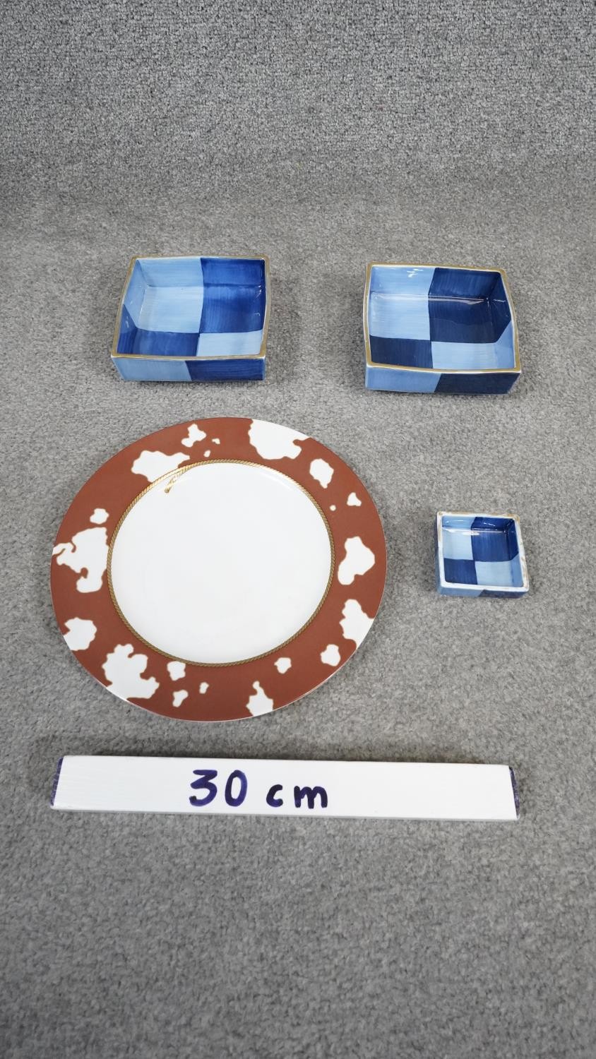 A Shiseido design Angela Cummings dinner plate along with three glazed ceramic dishes with quartered - Image 8 of 8