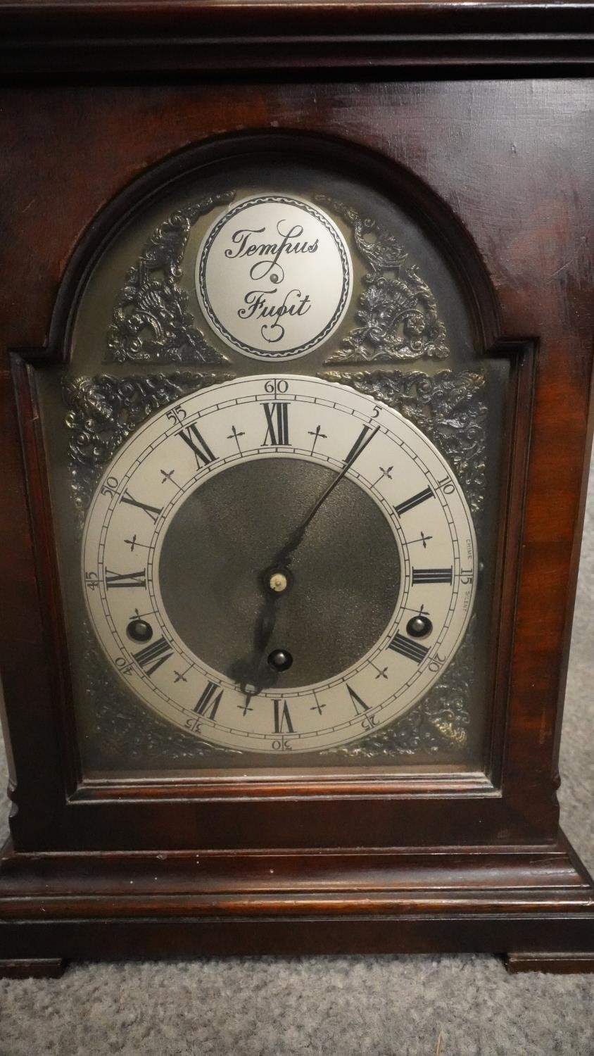 A modern 18th century style bracket clock, the dial inscribed 'Tempus Fugit', with Roman numerals - Image 4 of 8