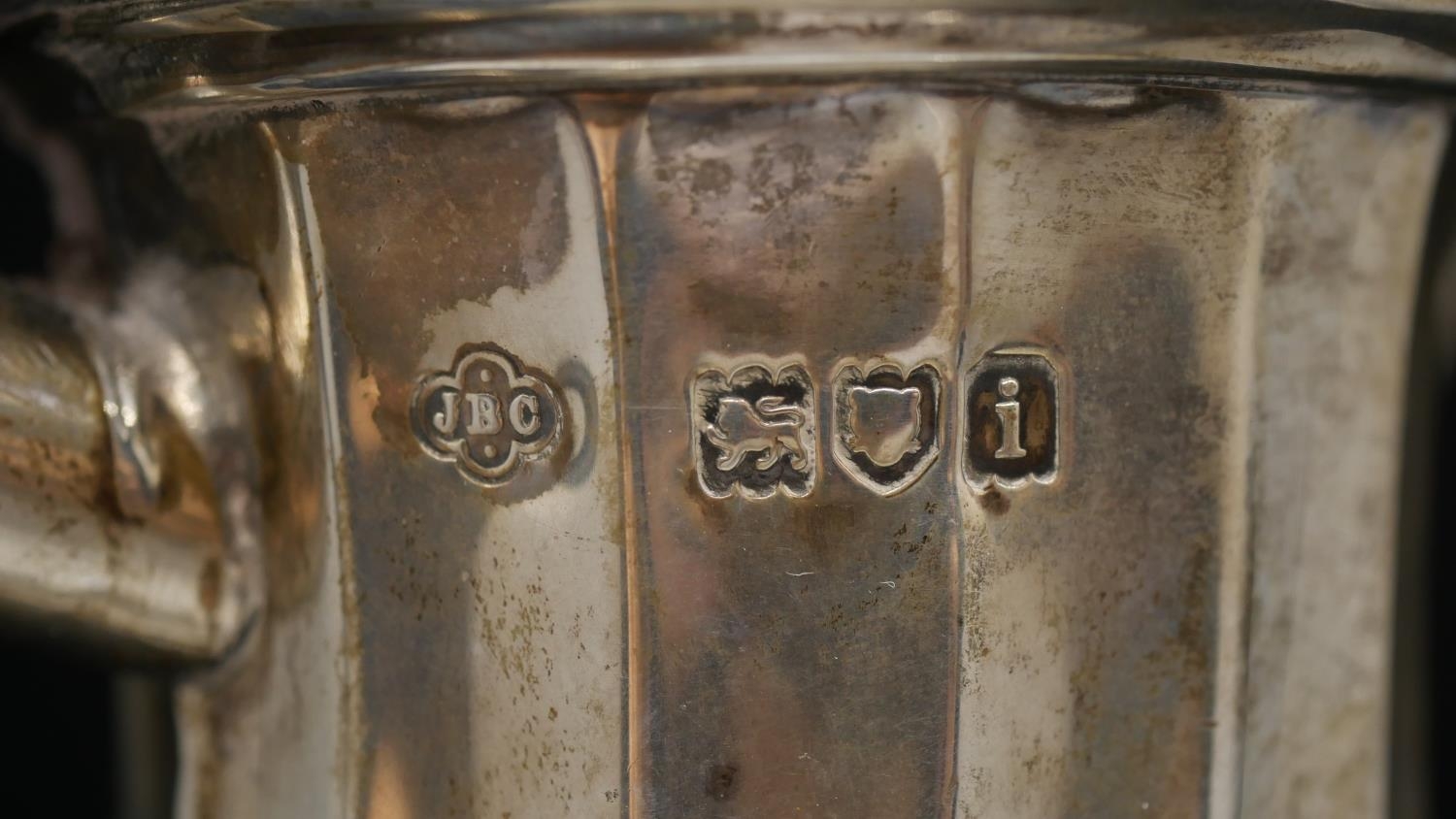 A Victorian sterling silver coffee pot with spiral design and ebony handle. Hallmarked: JBC for - Image 5 of 7