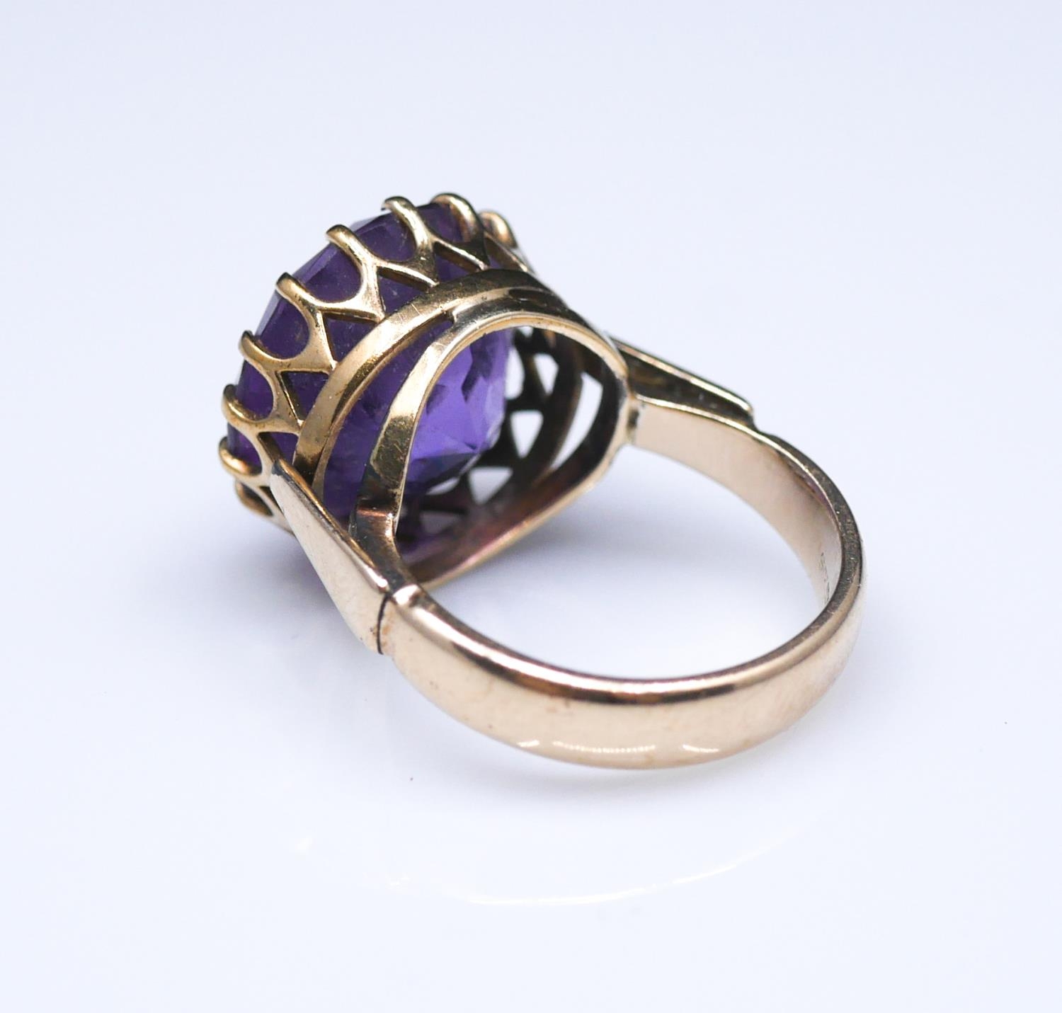 A vintage synthetic colour change Sapphire solitaire dress ring in red metal claw setting. The stone - Image 4 of 4