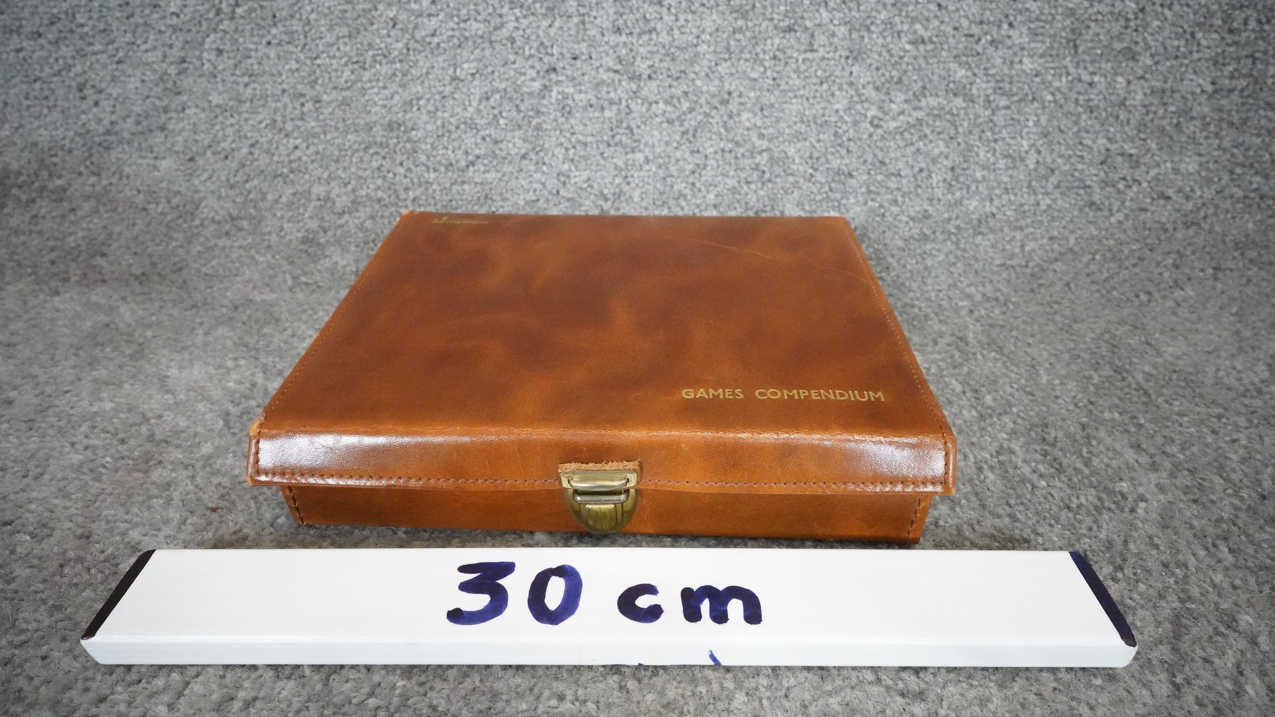 A leather cased lockable travelling gaming set, including dice, gaming pieces, cribbage, chess board - Image 6 of 6