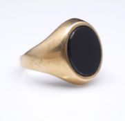 An vintage 9 carat gold and onyx oval signet ring. Hallmarked: London, 375, indistinct makers