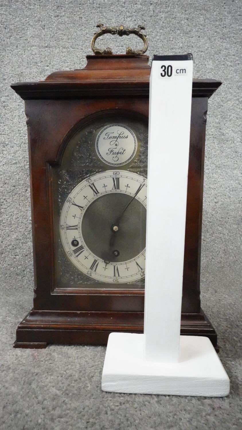 A modern 18th century style bracket clock, the dial inscribed 'Tempus Fugit', with Roman numerals - Image 8 of 8