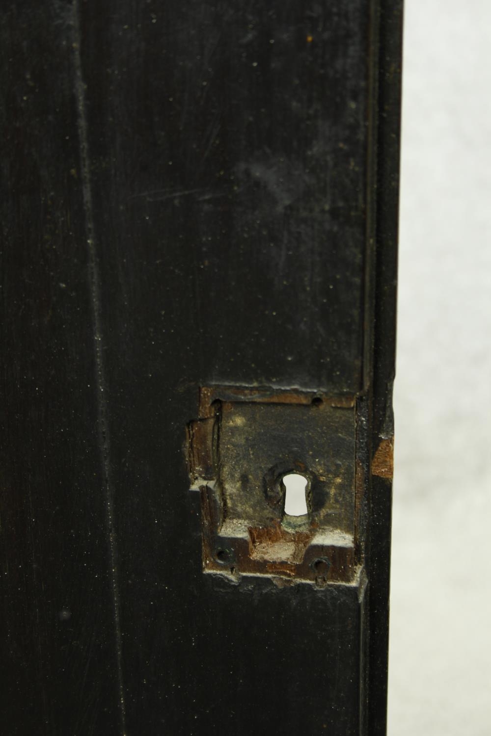 A Georgian mahogany bow fronted two section corner cabinet with satinwood stringing and conch - Image 7 of 18