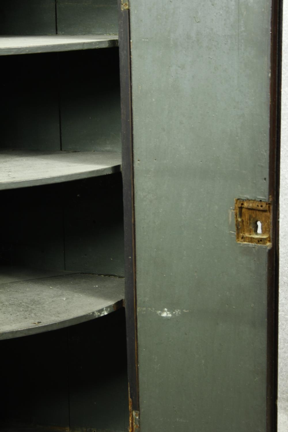 A Georgian mahogany bow fronted two section corner cabinet with satinwood stringing and conch - Image 13 of 18