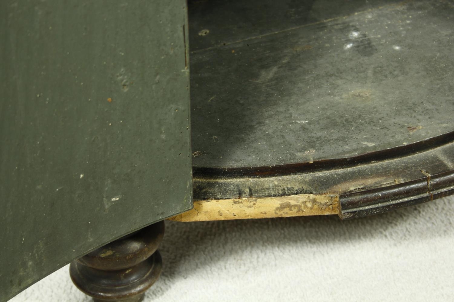 A Georgian mahogany bow fronted two section corner cabinet with satinwood stringing and conch - Image 15 of 18