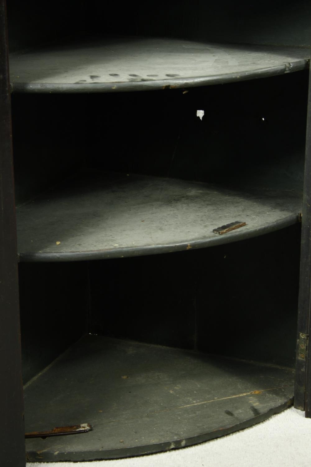 A Georgian mahogany bow fronted two section corner cabinet with satinwood stringing and conch - Image 6 of 18