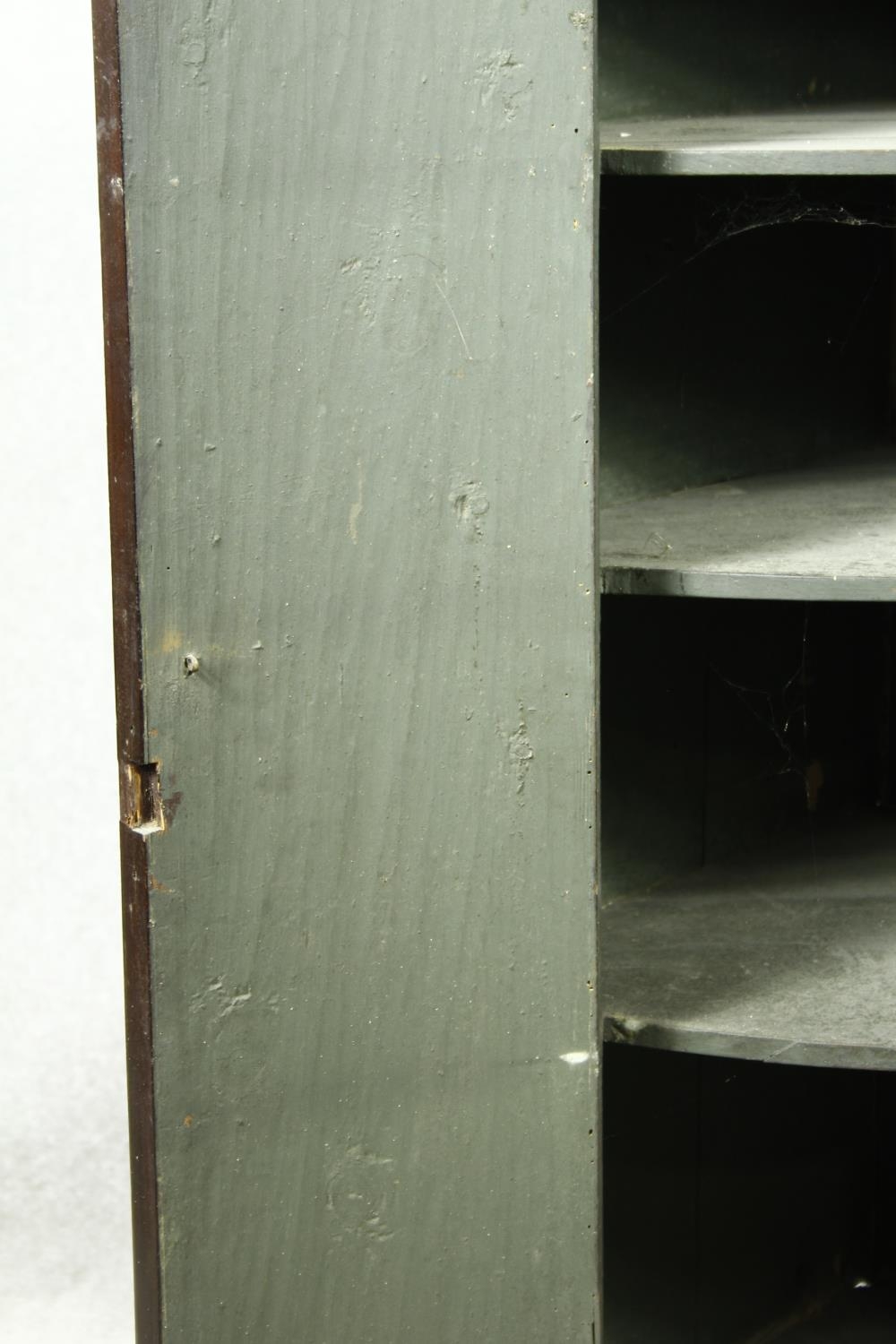 A Georgian mahogany bow fronted two section corner cabinet with satinwood stringing and conch - Image 14 of 18