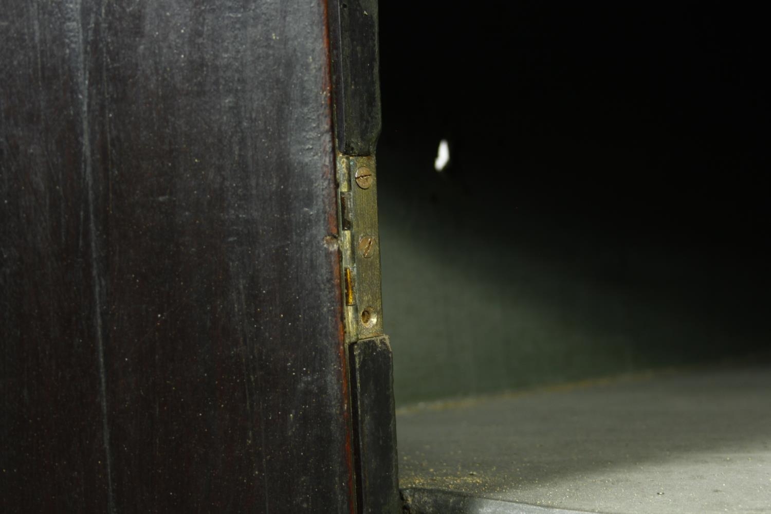 A Georgian mahogany bow fronted two section corner cabinet with satinwood stringing and conch - Image 9 of 18
