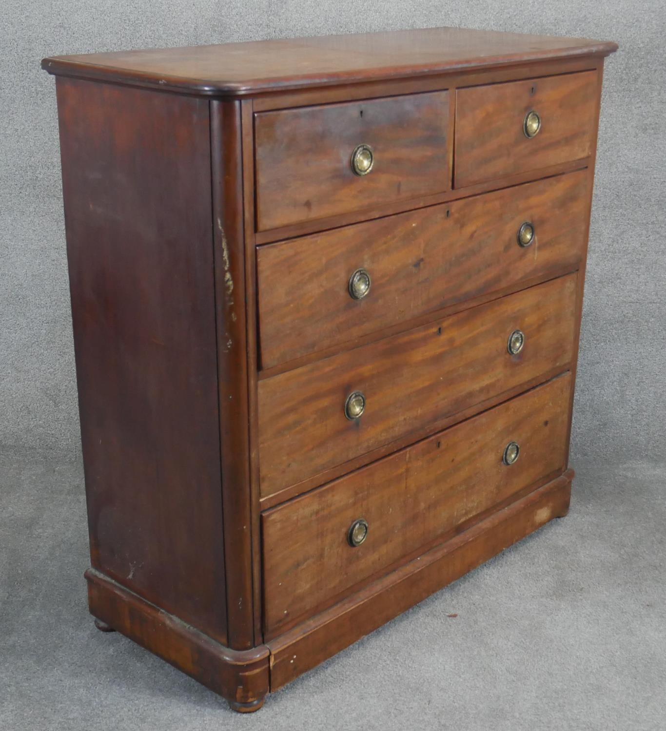 A Victorian mahogany chest of drawers with moulded rounded corners resting on plinth base. H.118 W. - Image 3 of 6
