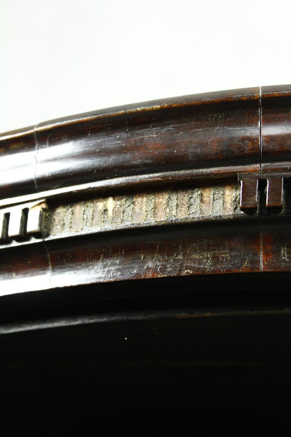 A Georgian mahogany bow fronted two section corner cabinet with satinwood stringing and conch - Image 8 of 18