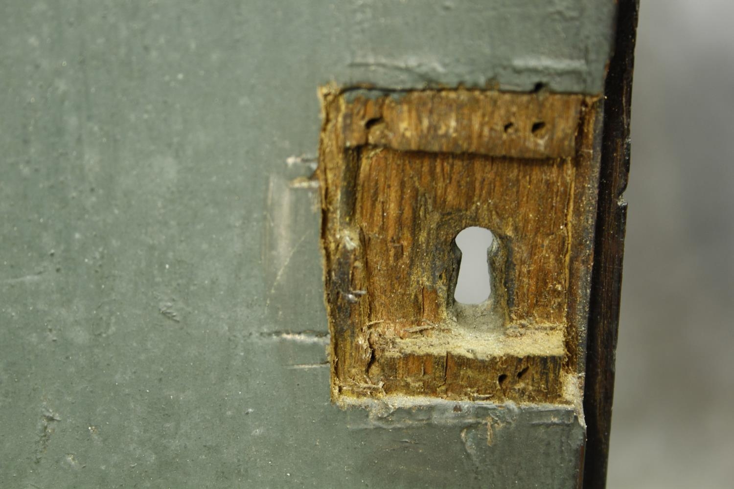 A Georgian mahogany bow fronted two section corner cabinet with satinwood stringing and conch - Image 16 of 18