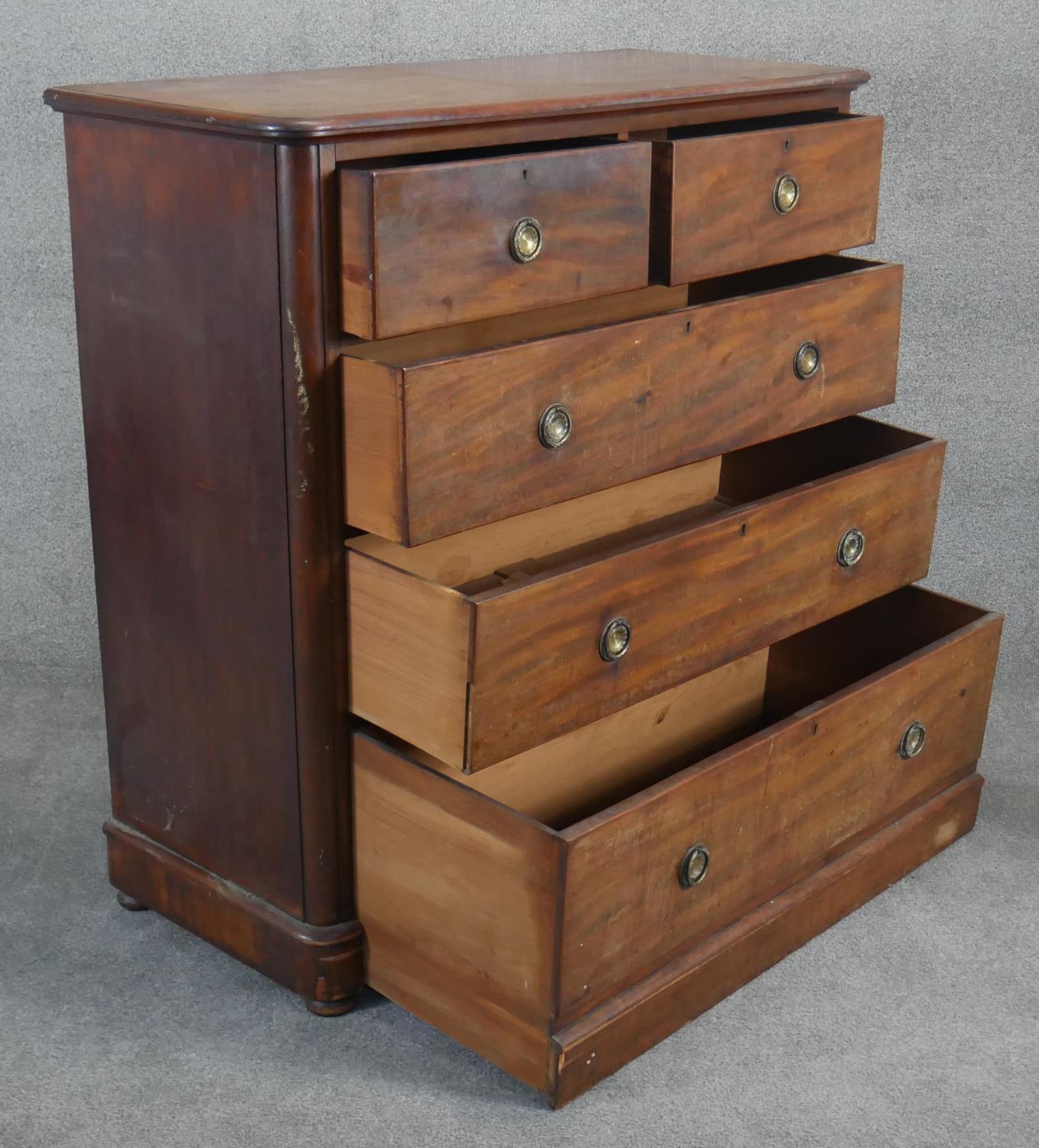 A Victorian mahogany chest of drawers with moulded rounded corners resting on plinth base. H.118 W. - Image 4 of 6