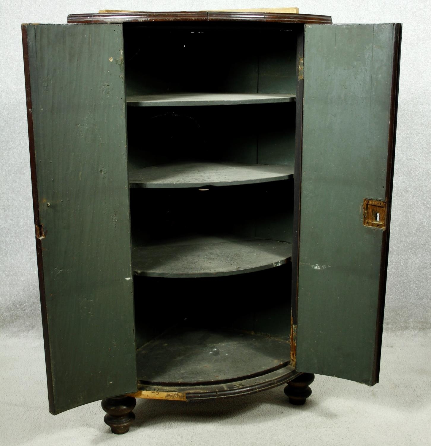 A Georgian mahogany bow fronted two section corner cabinet with satinwood stringing and conch - Image 12 of 18