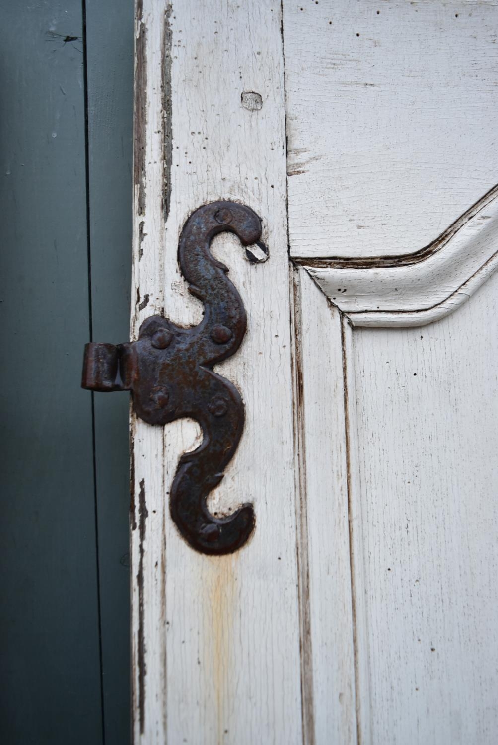 A pair of old painted French doors. H.185 W.64cm - Image 3 of 3