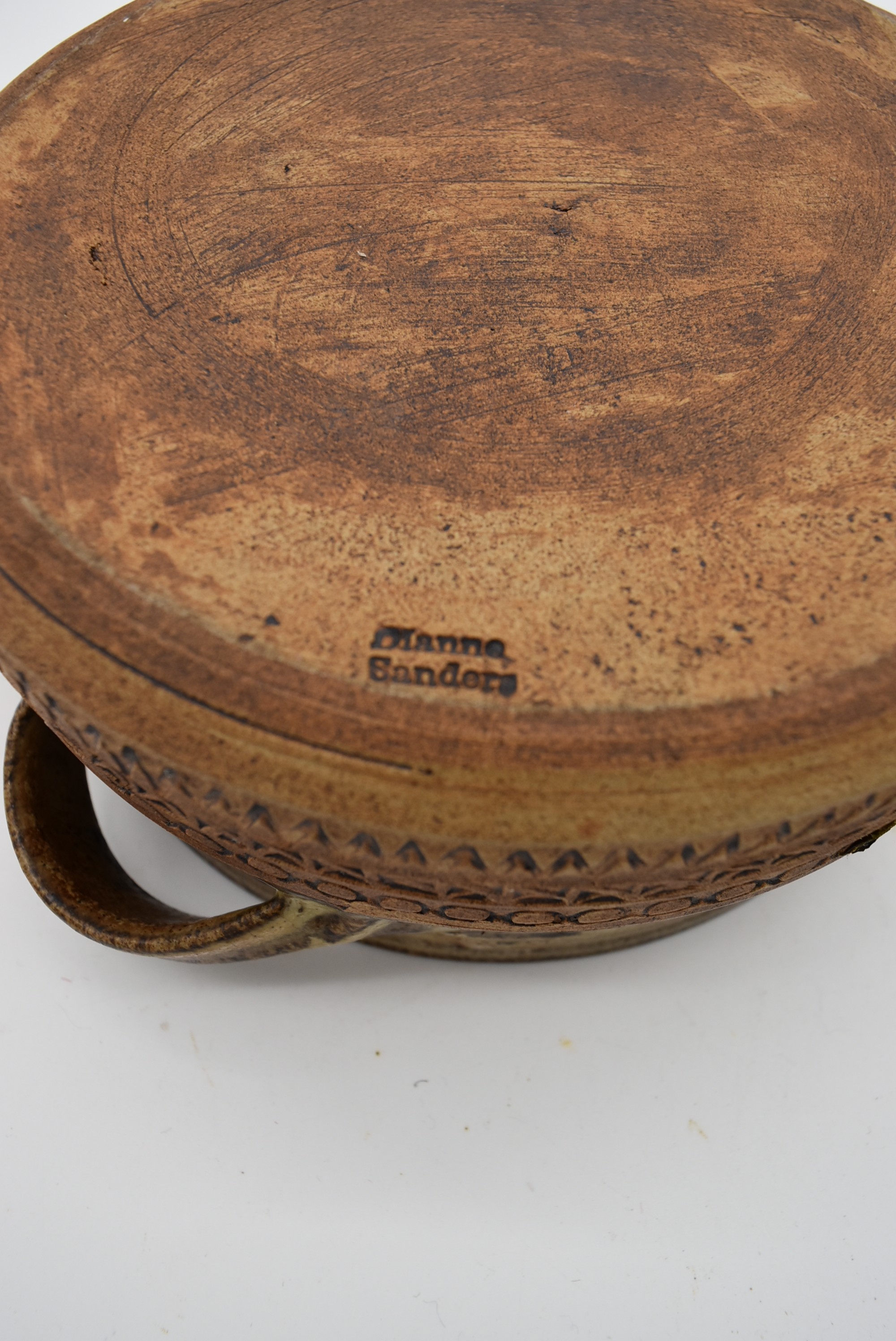 A lidded casserole pot, signed to base 'Dianne Sanders' - Image 4 of 4