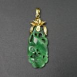 Chinese 18 carat gold mounted carved jade pendant. 2.8 grams. 36 mm x 12 mm. UK Postage £10.