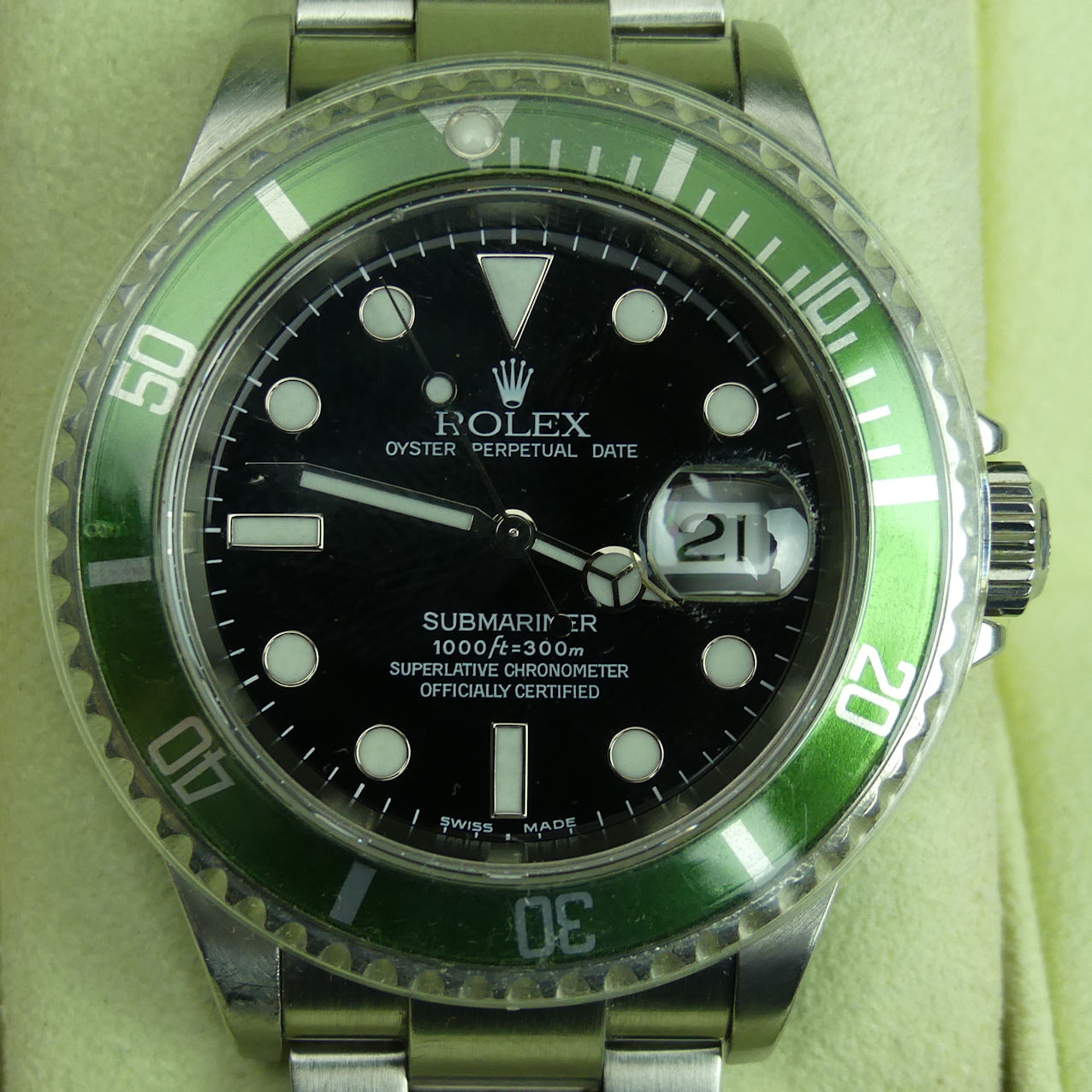 Rolex Submariner with a green bezel, dating from 2004 and with the 'Flat 4'. It has an F serial - Image 3 of 15