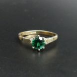 9 carat gold green stone set ring, size O 1/2. 2.1 grams. Top 7.4 mm band 2.1 mm. UK Postage £10.