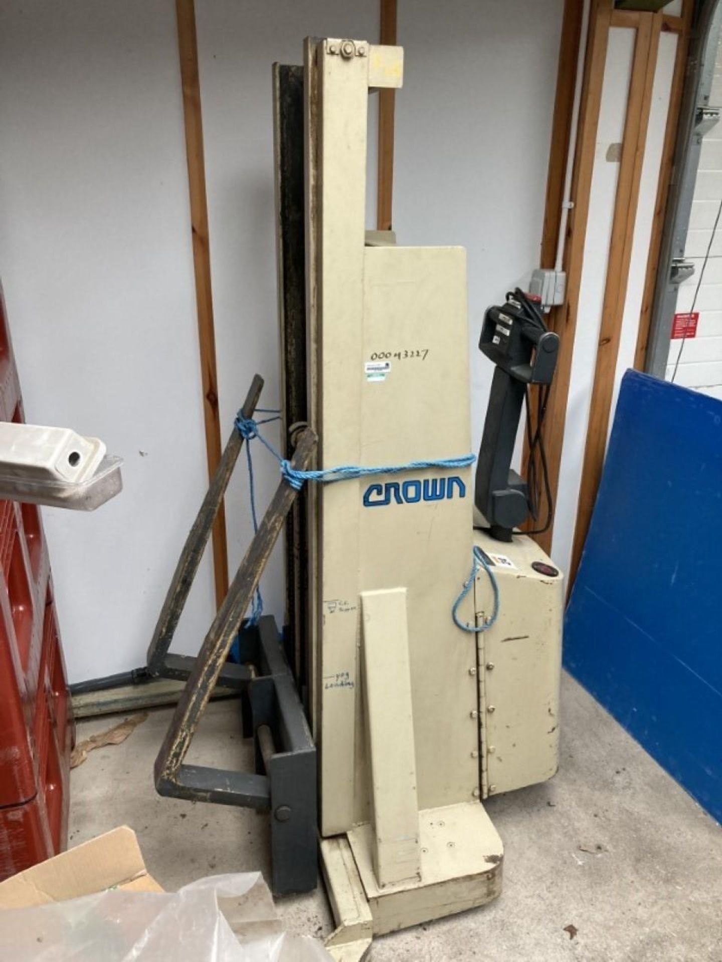 CROWN 1.0MT ELECRTIC FORK LIFT - Image 2 of 4