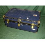 A LARGE BLUE PACKING TRAVEL TRUNK WITH TWIN HANDLES W-91 CM
