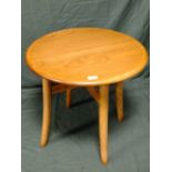 AN ERCOL WINDSOR CIRCULAR LAMP TABLE H-56 CM DIA. 60 CM