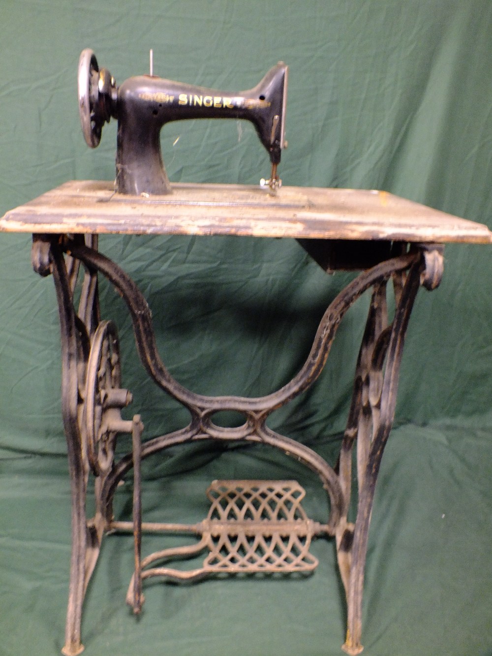 A VINTAGE TREADLE SINGER SEWING MACHINE - WOODWORK ALL DAMAGED - Bild 2 aus 3