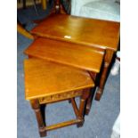 A SOLID OAK NEST OF 3 TABLES H-53 W-58 CM LARGEST