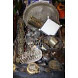 A TRAY OF ASSORTED METALWARE TO INCLUDE CRUETS, HORSE BRASSES, FLATWARE ETC