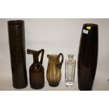 A COLLECTION OF STUDIO GLASSWARE TO INCLUDE JUGS TOGETHER WITH A CERAMIC CYLINDRICAL VASE (5)