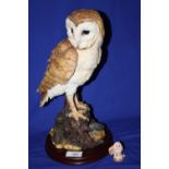 A LARGE LEONARDO COLLECTION RESIN OWL FIGURE, H 35 CM, TOGETHER WITH A SMALLER EXAMPLE