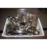 A TRAY OF SILVER PLATED METALWARE TO INCLUDE A TWIN HANDLED SERVING TRAY, TEA POTS ETC