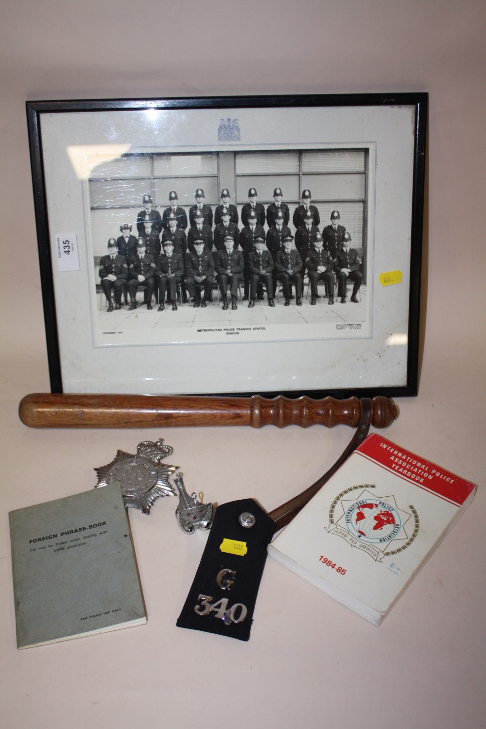 A COLLECTION OF POLICE RELATED EPHEMERA TO INCLUDE WOODEN TRUNCHEON, CAP BADGE ETC.