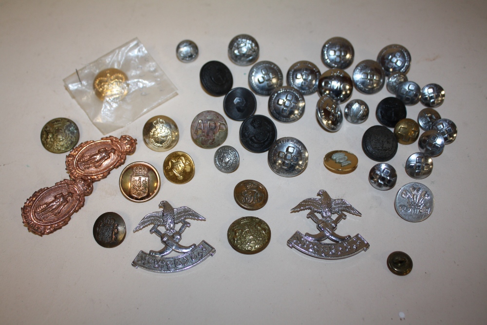A COLLECTION OF VINTAGE MILITARY BUTTONS ETC.