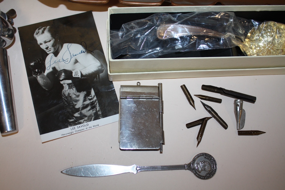 A TRAY OF COLLECTABLES TO INCLUDE A TRAVELLING MANICURE SET, LEE SAVOLD SIGNED PHOTOGRAPH, TWIN - Image 2 of 4
